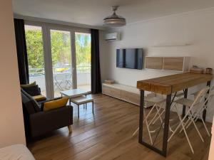 Island Paradise a studio with a kitchenette, private bathroom and balcony, in a complex with 3 swimming pools, 800m away from the ocean front