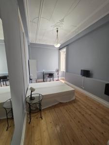 Almirane Reis - Room 3