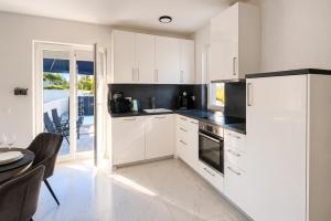 Sun & Pool House Vir