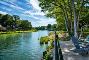 Waterfront Sleeps 16 Perfect for Family & Wurstfest