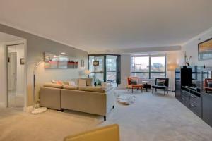Modern Downtown Vancouver Condo 2BR Pool & Hot Tub