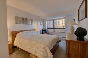 Modern Downtown Vancouver Condo 2BR Pool & Hot Tub