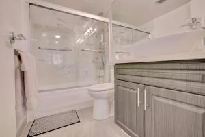 Modern Downtown Vancouver Condo 2BR Pool & Hot Tub
