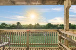 Pet-Friendly King Bed Studio with Pool and Hot Tub