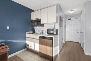 Pet-Friendly King Bed Studio with Pool and Hot Tub