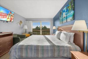 Pet-Friendly King Bed Studio with Pool and Hot Tub