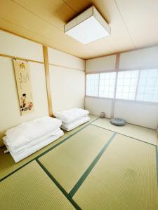 Enjoy the charm of Kyoto in an entire private property near Nijo Castle, a World Heritage Site! Perfect for 6 or more people! Ultra-spacious modern Japanese-style accommodation