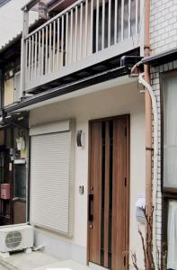 Enjoy the charm of Kyoto in an entire private property near Nijo Castle, a World Heritage Site! Perfect for 6 or more people! Ultra-spacious modern Japanese-style accommodation