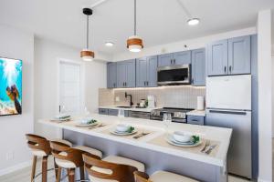 14Fl Renovated Ocean View with Pool & Parking