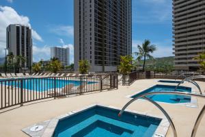 14Fl Renovated Ocean View with Pool & Parking