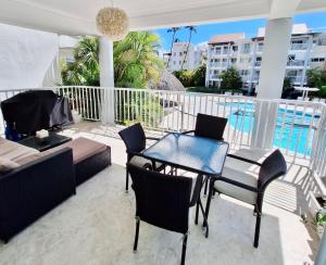 Playa Turquesa Ocean Club A-202, highspeed Wi-Fi, pools, free beach chairs