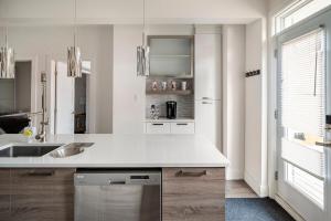 Stylish Chic 3 BDRS Apt near metro at MTL-N, Parking!