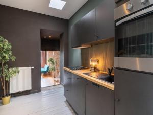 Riverfront apartment for 9-guests