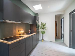 Riverfront apartment for 9-guests