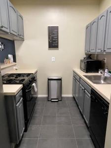 Urban 2BR Near LightRail Easy NYC and MetLife Access