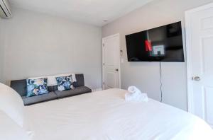 Modern 3BR 2BA Near Boston and MBTA Bright and Stylish