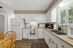 Peaceful Retreat by Portage Lakes