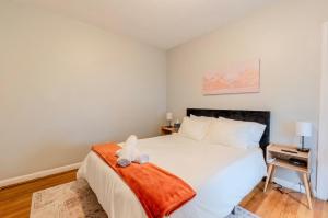 Modern 3BR 2BA Near Boston and MBTA Bright and Stylish