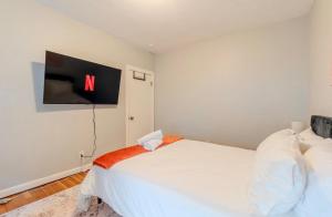Modern 3BR 2BA Near Boston and MBTA Bright and Stylish