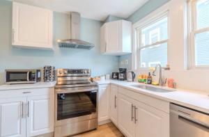 Modern 3BR 2BA Near Boston and MBTA Bright and Stylish