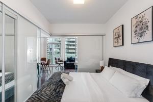 Skyline 1BR Escape by CN Tower - Sleeps 4 Guests