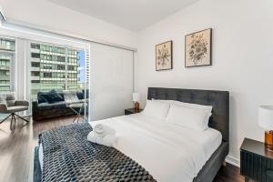 Skyline 1BR Escape by CN Tower - Sleeps 4 Guests