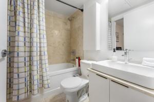 Skyline 1BR Escape by CN Tower - Sleeps 4 Guests