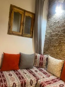 Dar al Kasbah maison à porte privée, chambre ,salon une cuisine équipée, et une terrasse au sein de La Kasbah