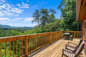 A+ Mtn Views • Romantic Getaway • Hottub • Firepit