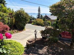 Cozy Ocean View Retreat