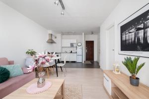 Metro Stokłosy Charming Apartment by BookingHost
