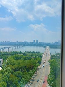 NEW DC! Stunning High Han River & Yeouido view! 1min Hapjeong Stn, 5min Hangang Park, 2Qbed, Brand-new apartment