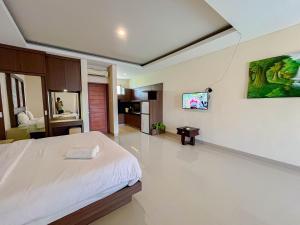 Serene Designed and Homey Studio at Villa Casa De Uli By Travelio