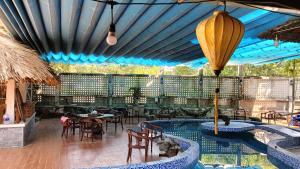 Cactos Pool & Palms Local Stay