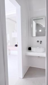 Brand-New Room in the Heart of Chora
