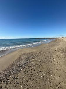 Appartement bord de mer tout équipé 4 personnes ,1 lit double et 1 lit superposé, accès direct plage, climatisation, parking privé gratuit