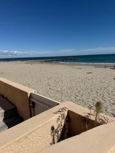Appartement bord de mer tout équipé 4 personnes ,1 lit double et 1 lit superposé, accès direct plage, climatisation, parking privé gratuit