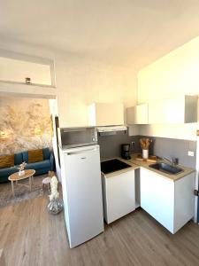Appartement bord de mer tout équipé 4 personnes ,1 lit double et 1 lit superposé, accès direct plage, climatisation, parking privé gratuit