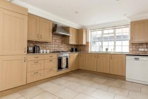 Stunning 3BR Home With Terrace in Knightsbridge