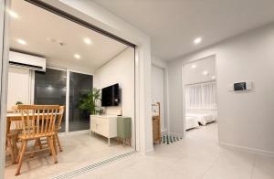 Free airport drop-off for stays of 7 nights or more , elevator Available , Free luggage storage , 6-minute walk to Gunja Station , 3-minute walk to the airport bus
