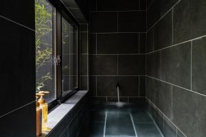 Tsuru INN JR Kintetsu, Direct Nara KIX momowai