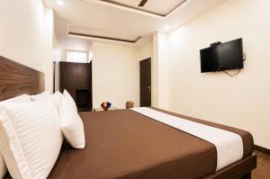 LUXURY HOTEL KASHI VISHWANATH- Near Shree Vishwanath Temple and Ganga Ghat- HOTEL LAXMI INN- Varanasi Pretty Hospitality & Comfortable Room & Lift & Free Wi-Fi -Restaurant - near Hotel Narayana Palace - BEST HOTEL IN VARANASI