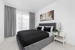 Nowoczesny Apartament z Balkonem Blisko Plaży by Noclegi Renters