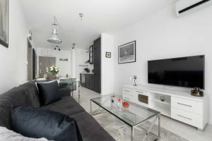 Nowoczesny Apartament z Balkonem Blisko Plaży by Noclegi Renters