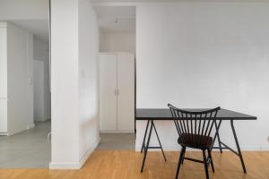 Żelazna Urban Comfort Apartment by BookingHost
