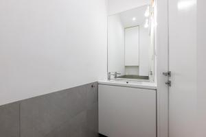 Żelazna Urban Comfort Apartment by BookingHost