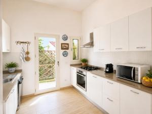Villa with garden, beach 100 meters away, BBQ and AC
