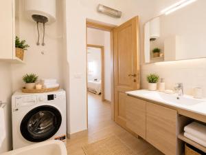 Villa with garden, beach 100 meters away, BBQ and AC