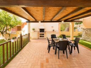 Villa with garden, beach 100 meters away, BBQ and AC