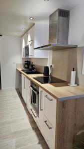 Logement climatisé rénové avec cour, Parking gratuit, Proche Festival et remparts